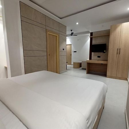 Hotel Global Inn -1 Km From Railway Station - Lift Food And Free Parking ลัคเนา ภายนอก รูปภาพ