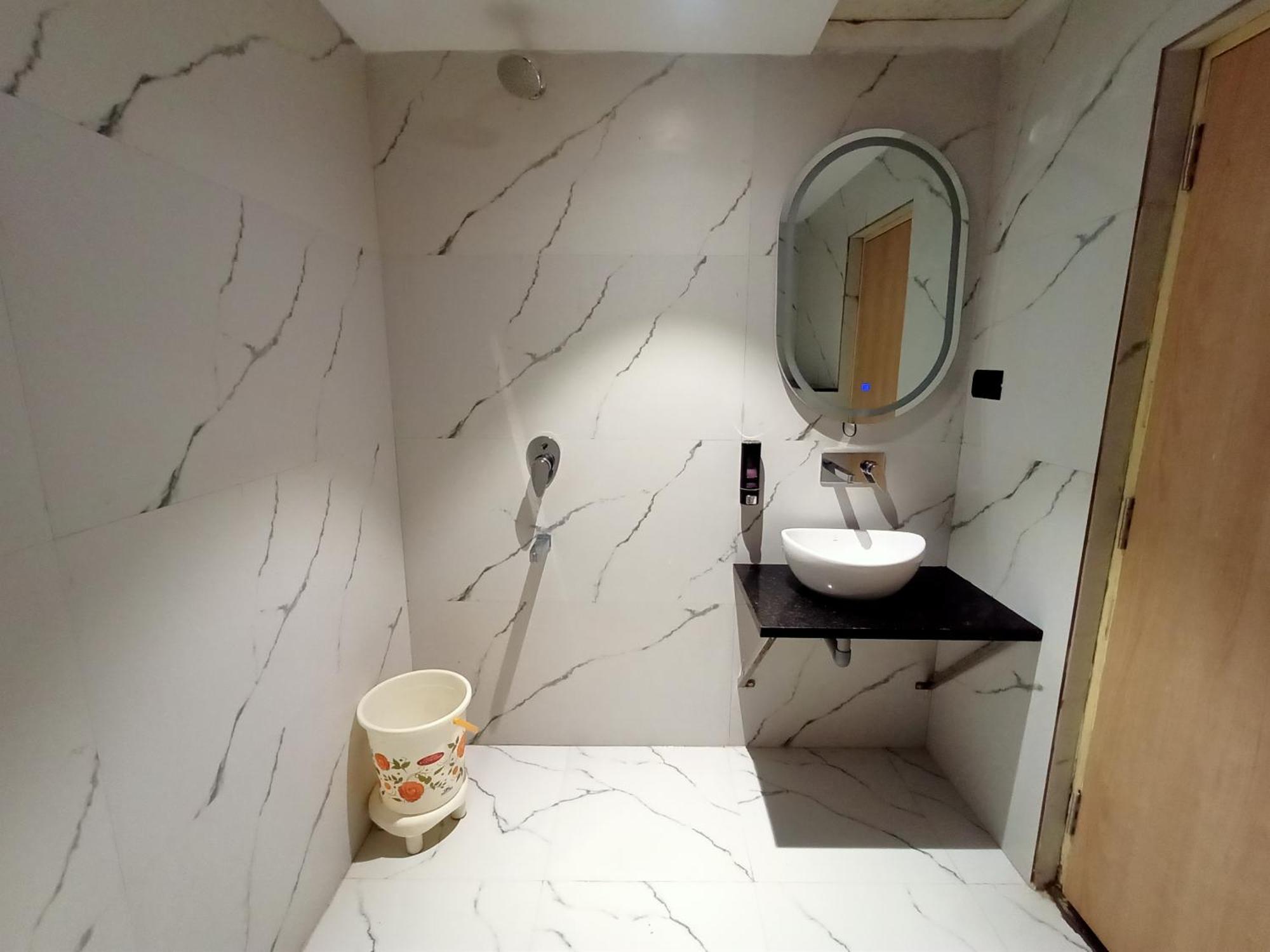 Hotel Global Inn -1 Km From Railway Station - Lift Food And Free Parking ลัคเนา ภายนอก รูปภาพ