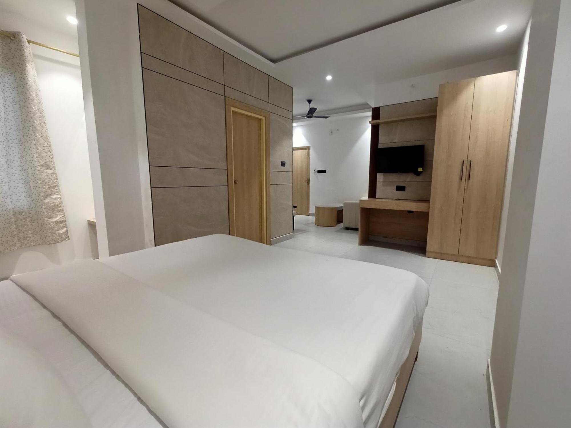 Hotel Global Inn -1 Km From Railway Station - Lift Food And Free Parking ลัคเนา ภายนอก รูปภาพ