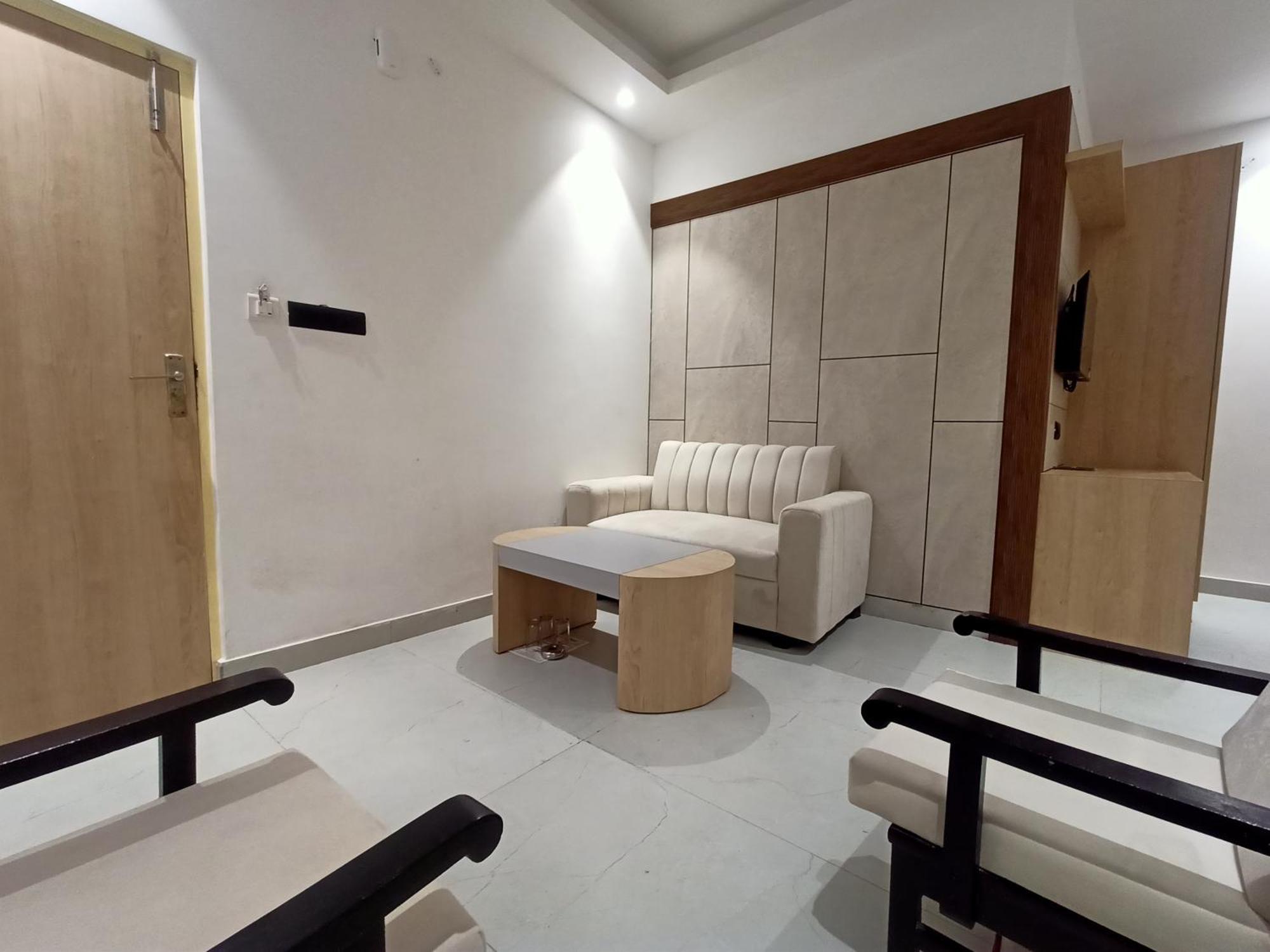 Hotel Global Inn -1 Km From Railway Station - Lift Food And Free Parking ลัคเนา ภายนอก รูปภาพ