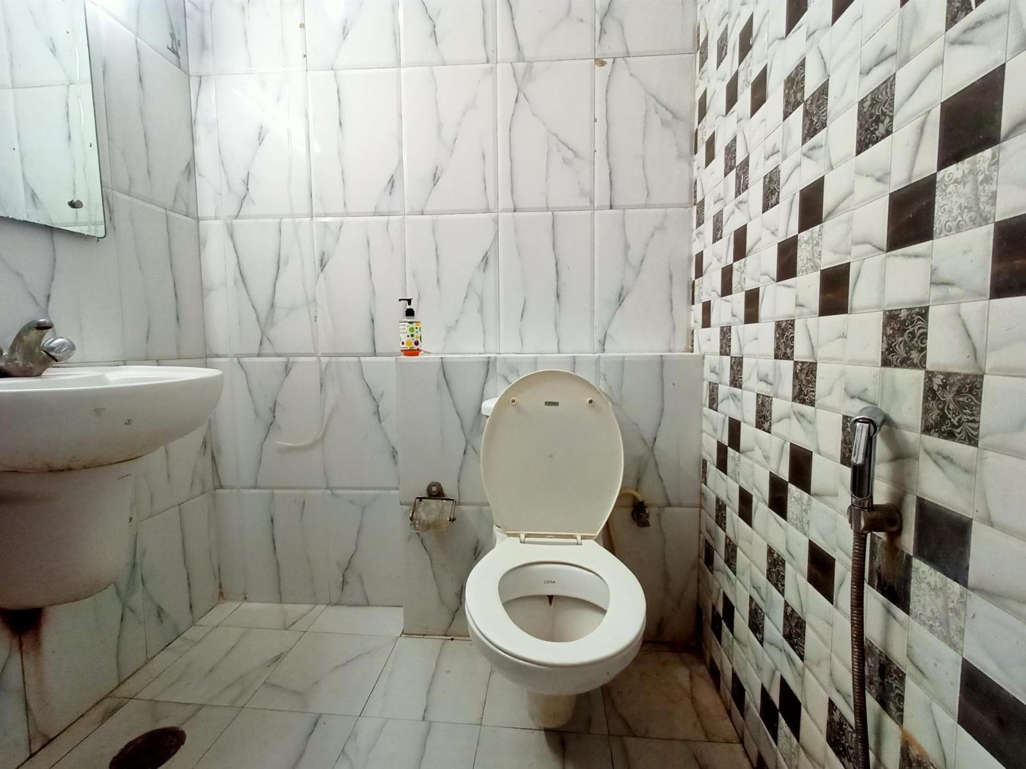 Hotel Global Inn -1 Km From Railway Station - Lift Food And Free Parking ลัคเนา ภายนอก รูปภาพ