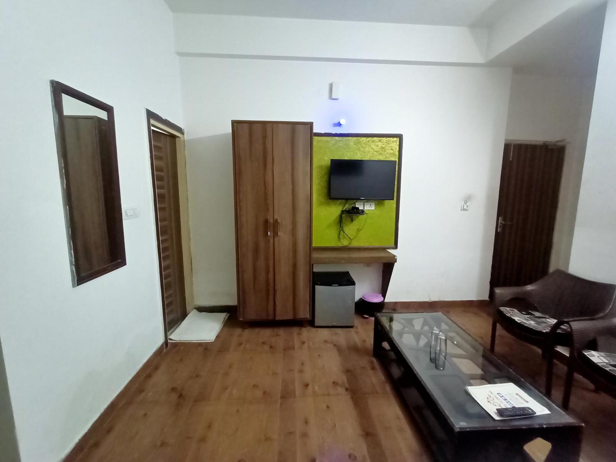 Hotel Global Inn -1 Km From Railway Station - Lift Food And Free Parking ลัคเนา ภายนอก รูปภาพ