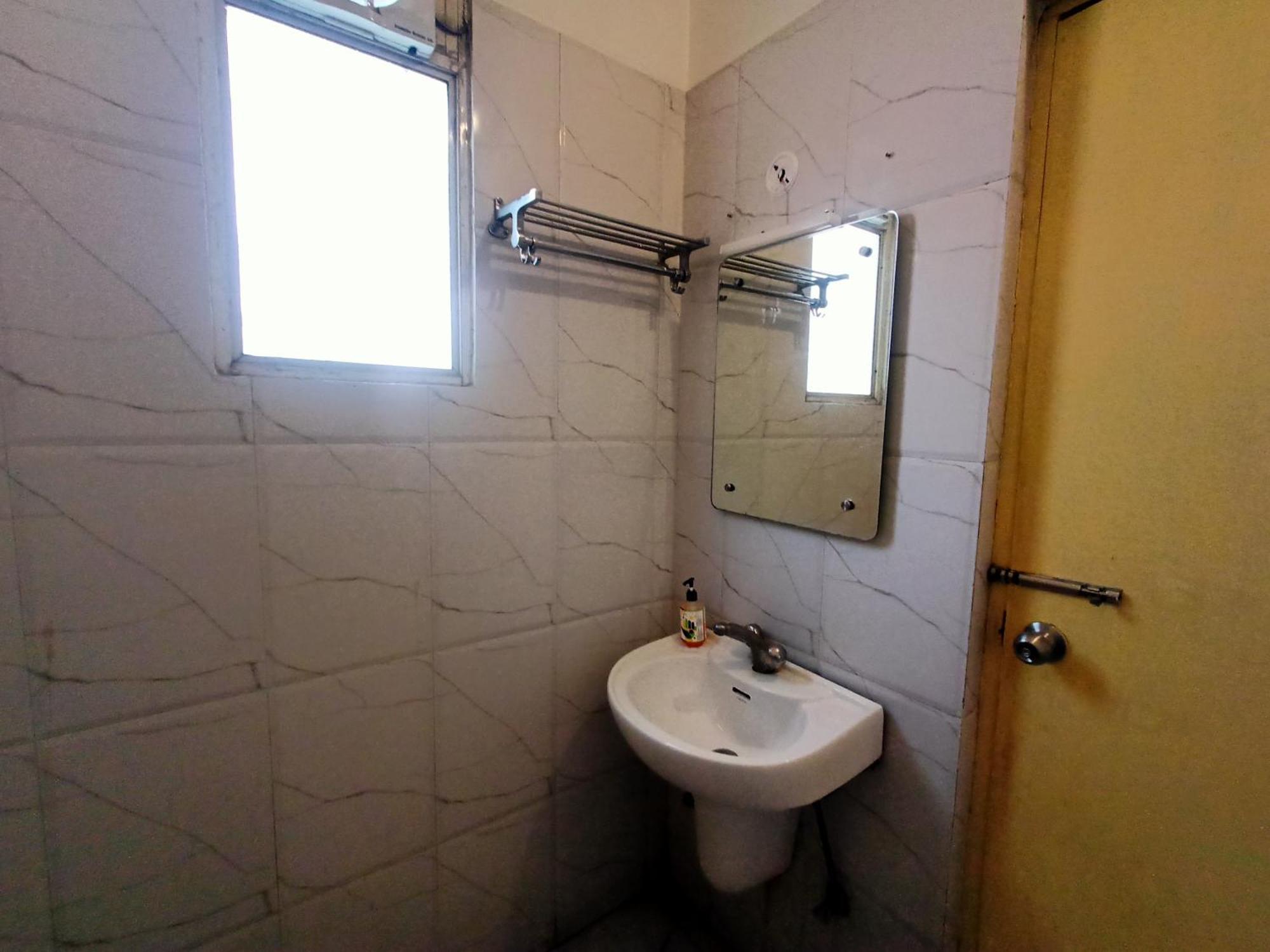 Hotel Global Inn -1 Km From Railway Station - Lift Food And Free Parking ลัคเนา ภายนอก รูปภาพ