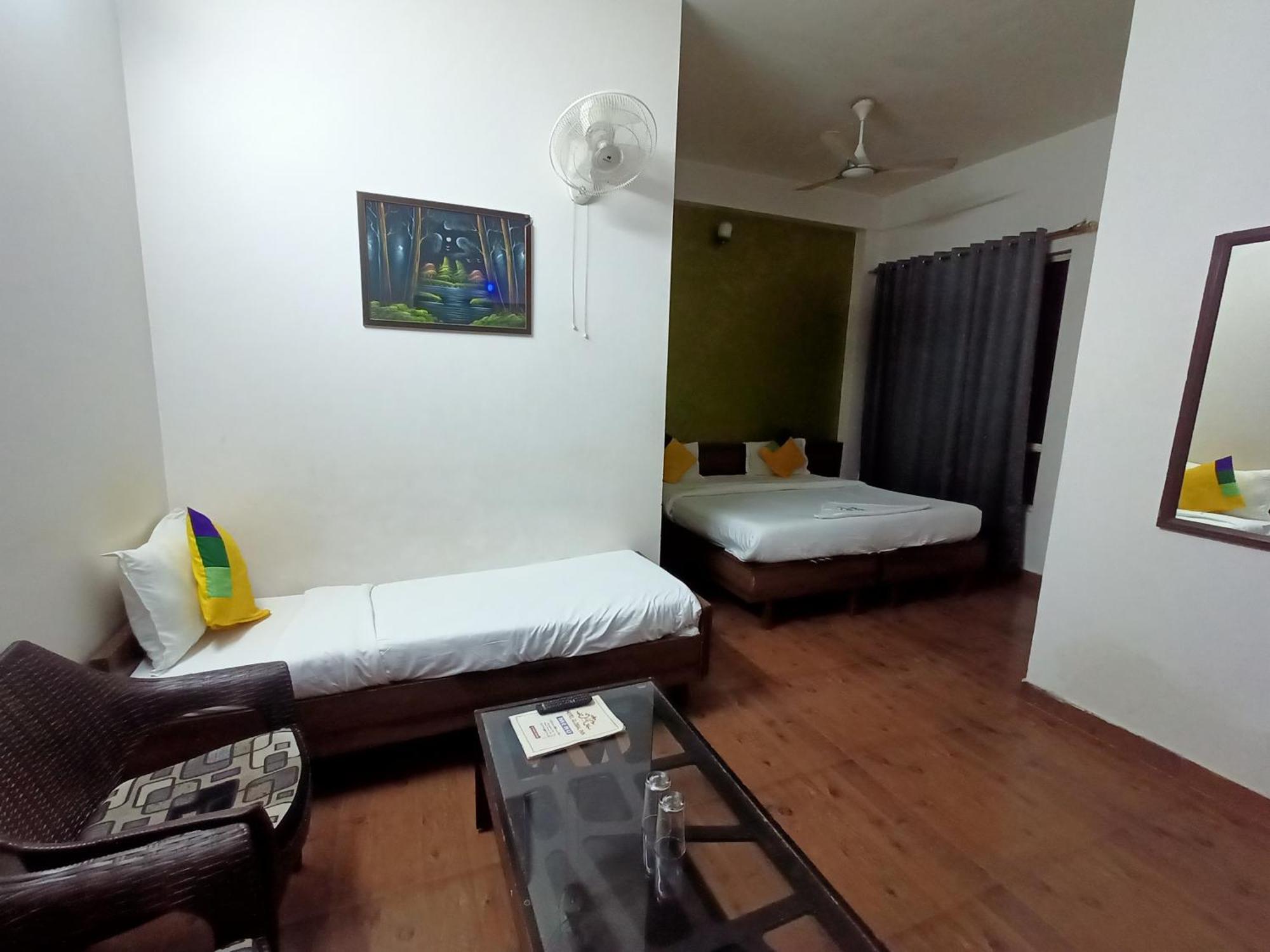 Hotel Global Inn -1 Km From Railway Station - Lift Food And Free Parking ลัคเนา ภายนอก รูปภาพ