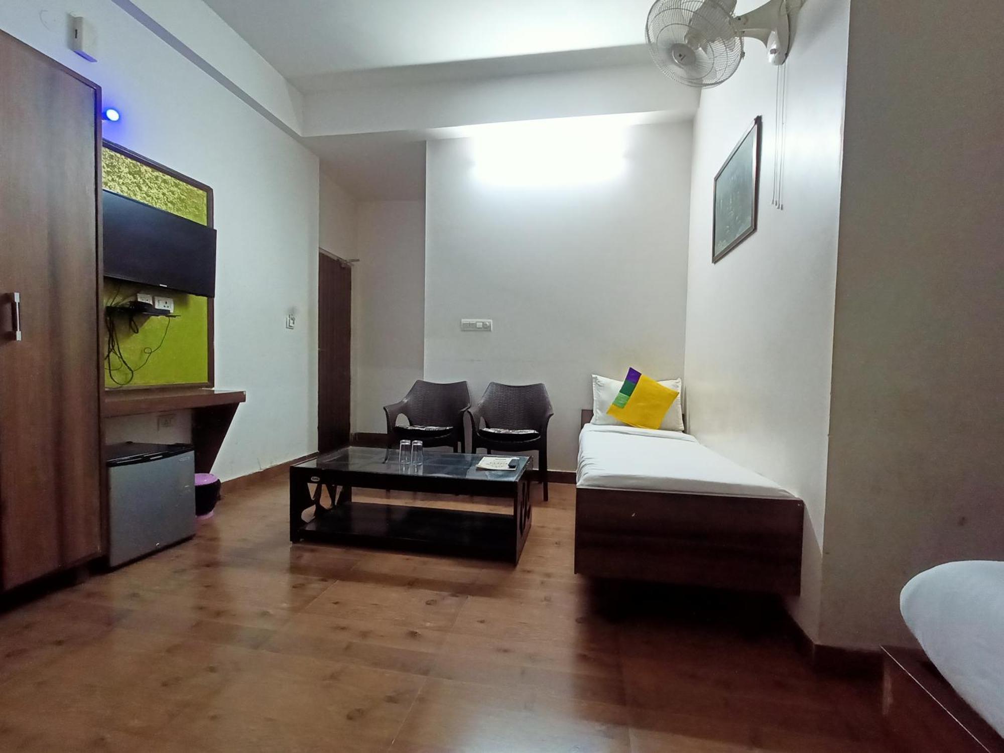 Hotel Global Inn -1 Km From Railway Station - Lift Food And Free Parking ลัคเนา ภายนอก รูปภาพ