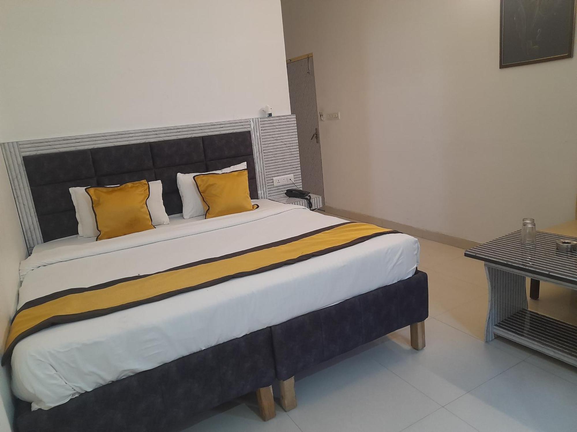 Hotel Global Inn -1 Km From Railway Station - Lift Food And Free Parking ลัคเนา ภายนอก รูปภาพ