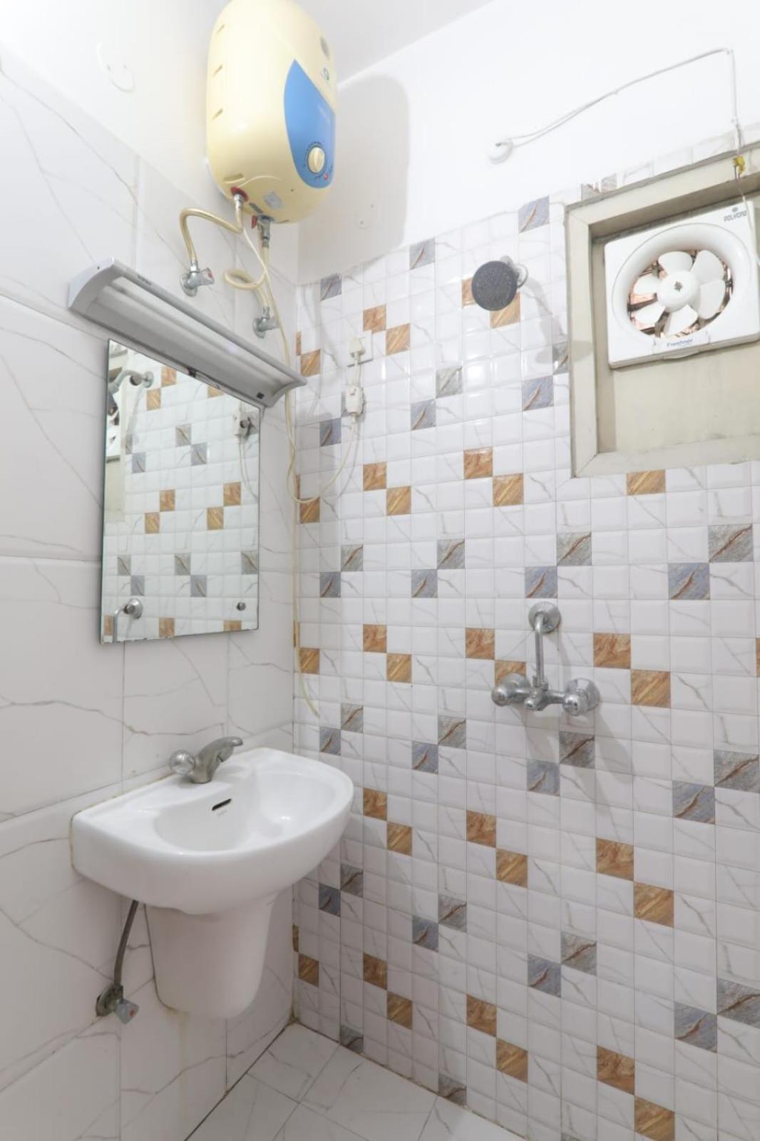 Hotel Global Inn -1 Km From Railway Station - Lift Food And Free Parking ลัคเนา ภายนอก รูปภาพ