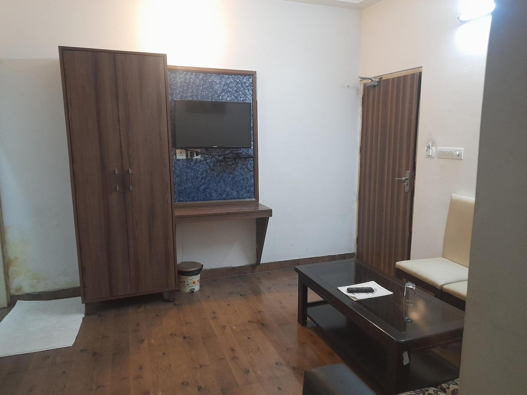 Hotel Global Inn -1 Km From Railway Station - Lift Food And Free Parking ลัคเนา ภายนอก รูปภาพ