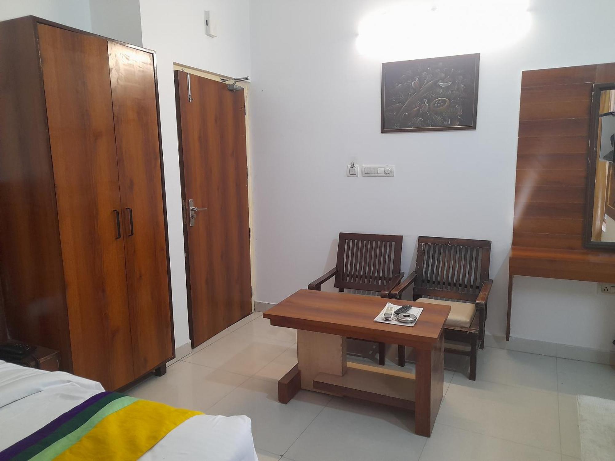 Hotel Global Inn -1 Km From Railway Station - Lift Food And Free Parking ลัคเนา ภายนอก รูปภาพ