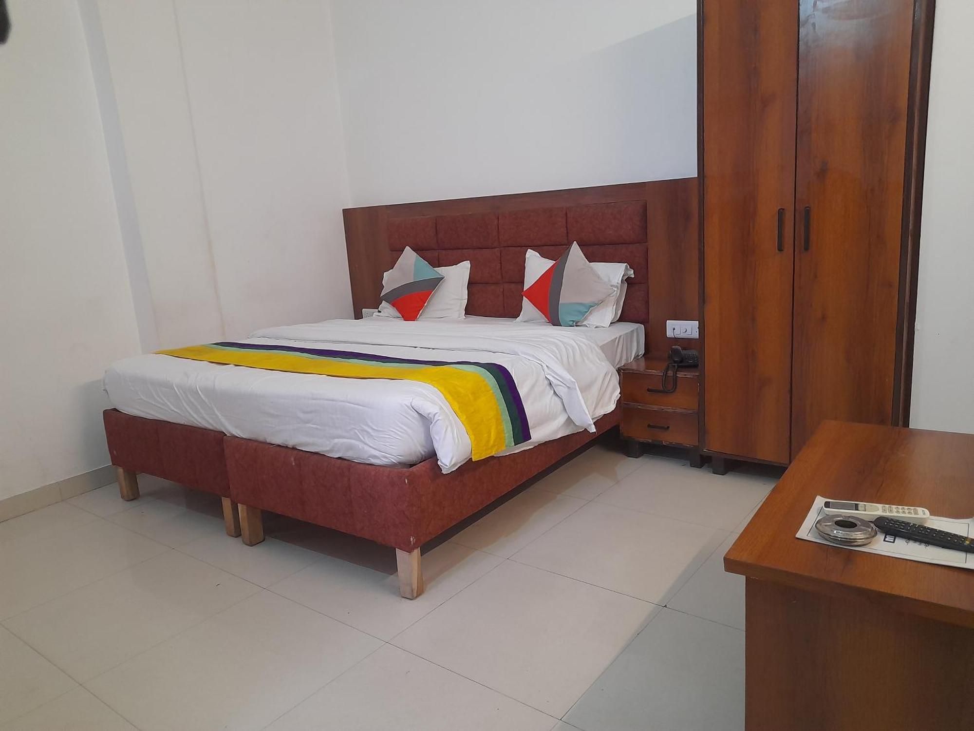 Hotel Global Inn -1 Km From Railway Station - Lift Food And Free Parking ลัคเนา ภายนอก รูปภาพ