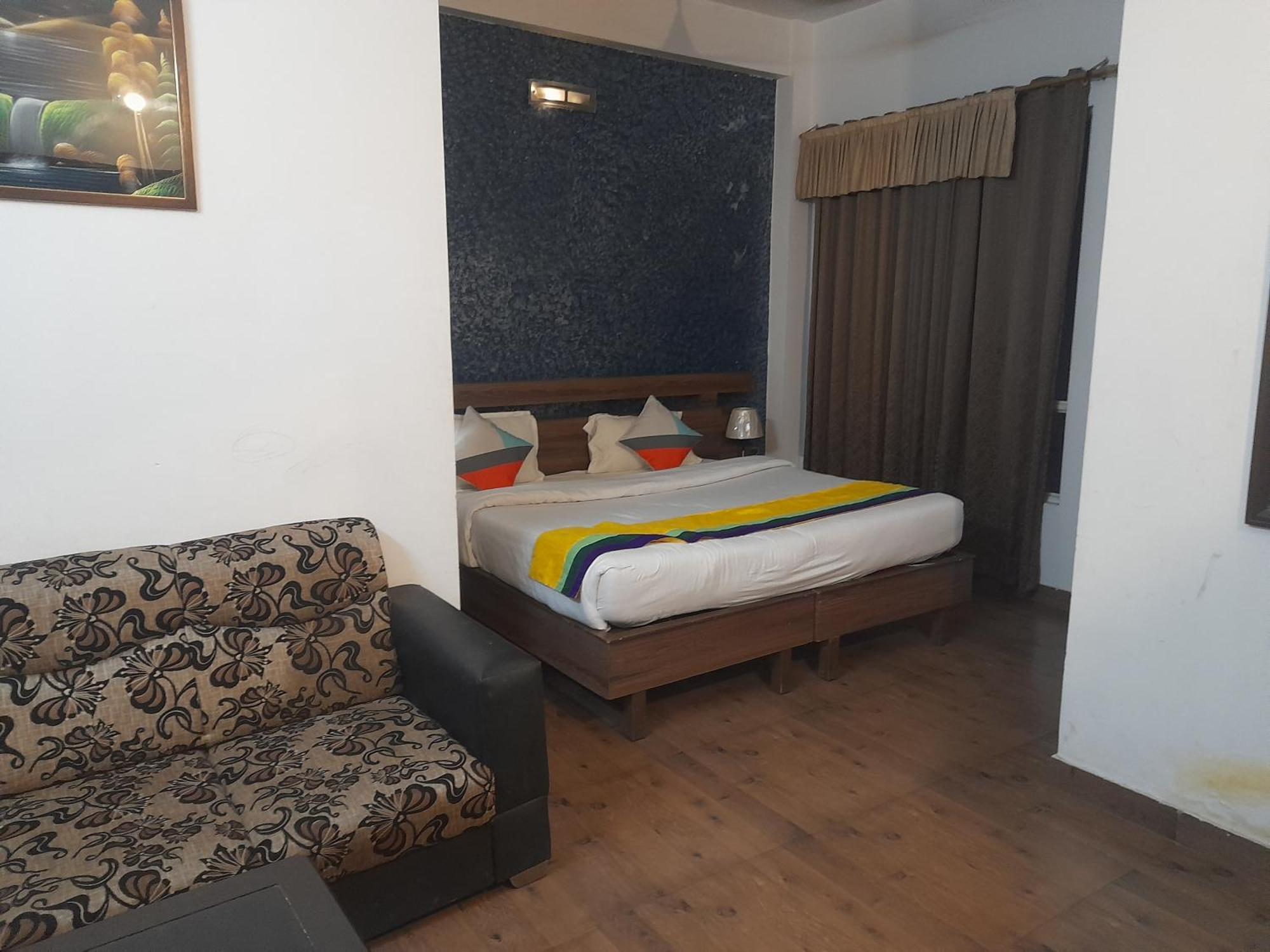 Hotel Global Inn -1 Km From Railway Station - Lift Food And Free Parking ลัคเนา ภายนอก รูปภาพ