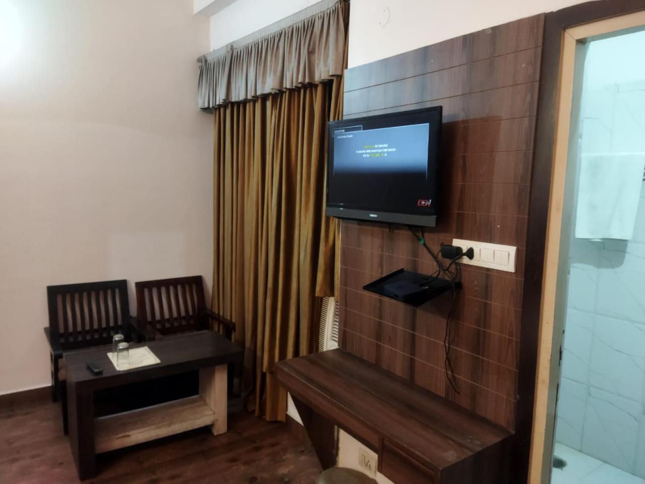 Hotel Global Inn -1 Km From Railway Station - Lift Food And Free Parking ลัคเนา ภายนอก รูปภาพ
