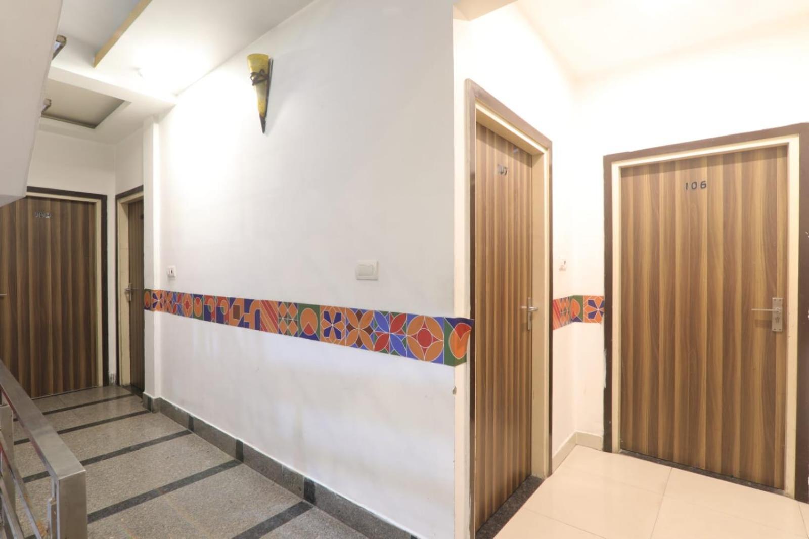 Hotel Global Inn -1 Km From Railway Station - Lift Food And Free Parking ลัคเนา ภายนอก รูปภาพ