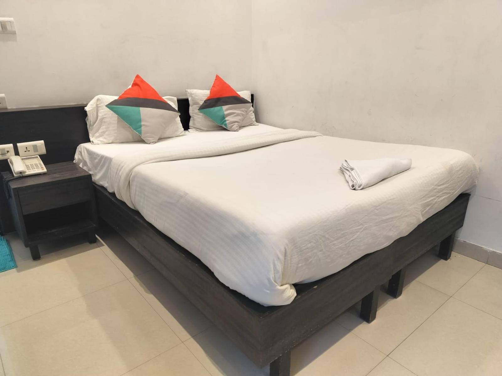 Hotel Global Inn -1 Km From Railway Station - Lift Food And Free Parking ลัคเนา ห้อง รูปภาพ